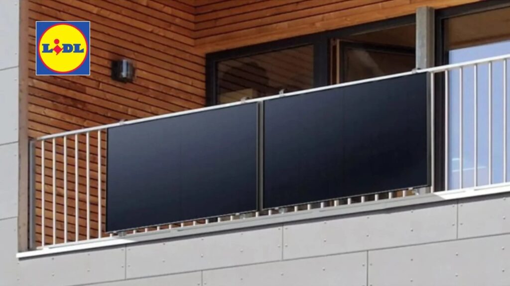Balkonová fotovoltaická souprava nainstalovaná na zábradlí bytu